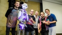 Vtipkující robot Engie pokřtil skupině NEBE jejich nové album Souřadnice!