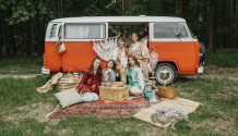 Dívčí skupina Vesna natočila klip o svobodě. Ladění do éry hippies jí vnuknul retro bus VW!