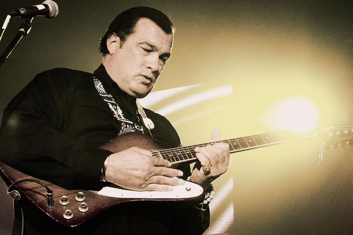 Steven Seagal vyměnil černý pás za kytaru a míří na Rock for People!