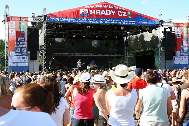 Hudební festival Hrady CZ se přesouvá do blízkosti malebného hradu Rožmberk nad Vltavou!