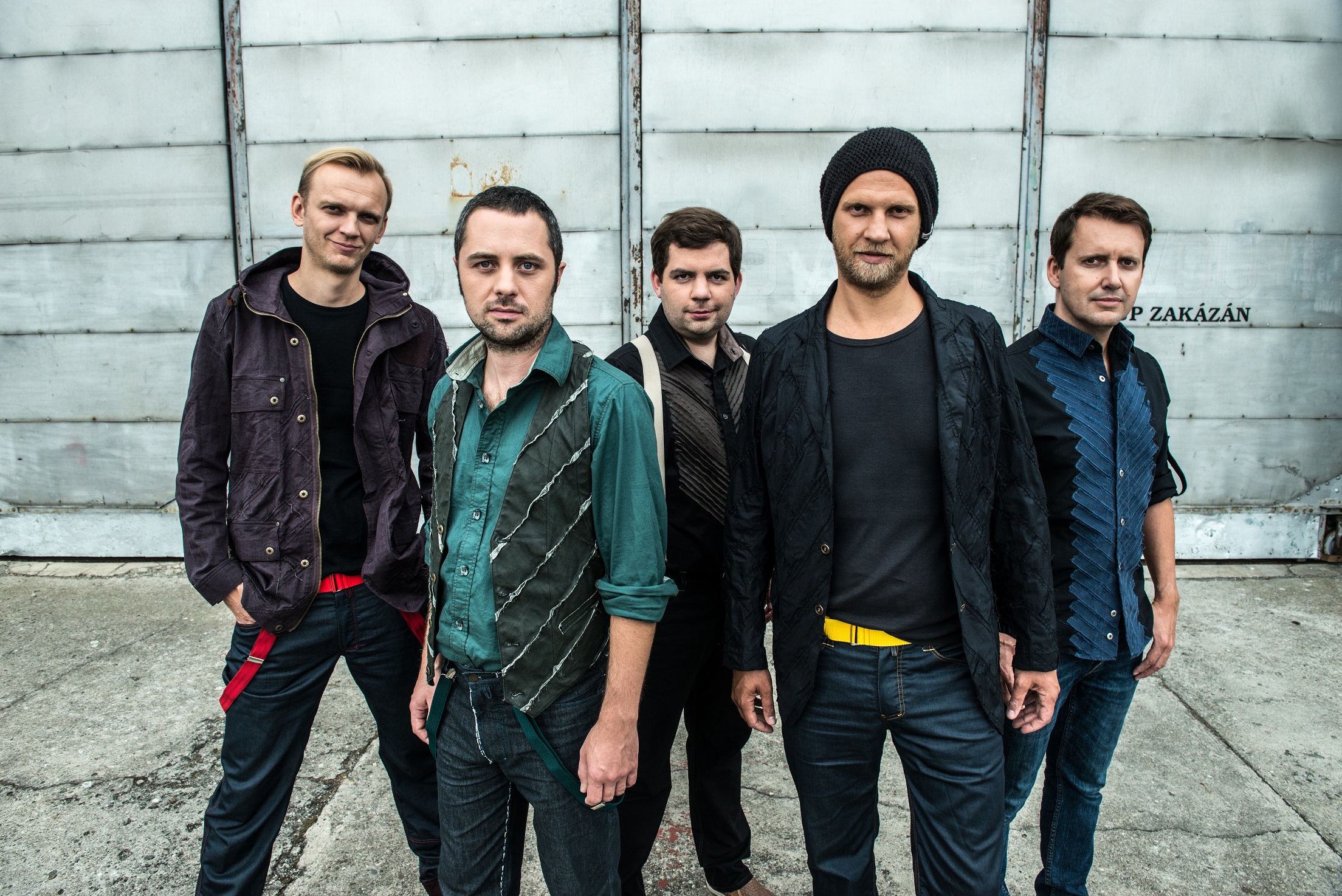 Kapela O5 a Radeček vydává nový poetický singl Romantický smyčce.