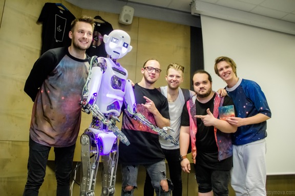 Vtipkující robot Engie pokřtil skupině NEBE jejich nové album Souřadnice!