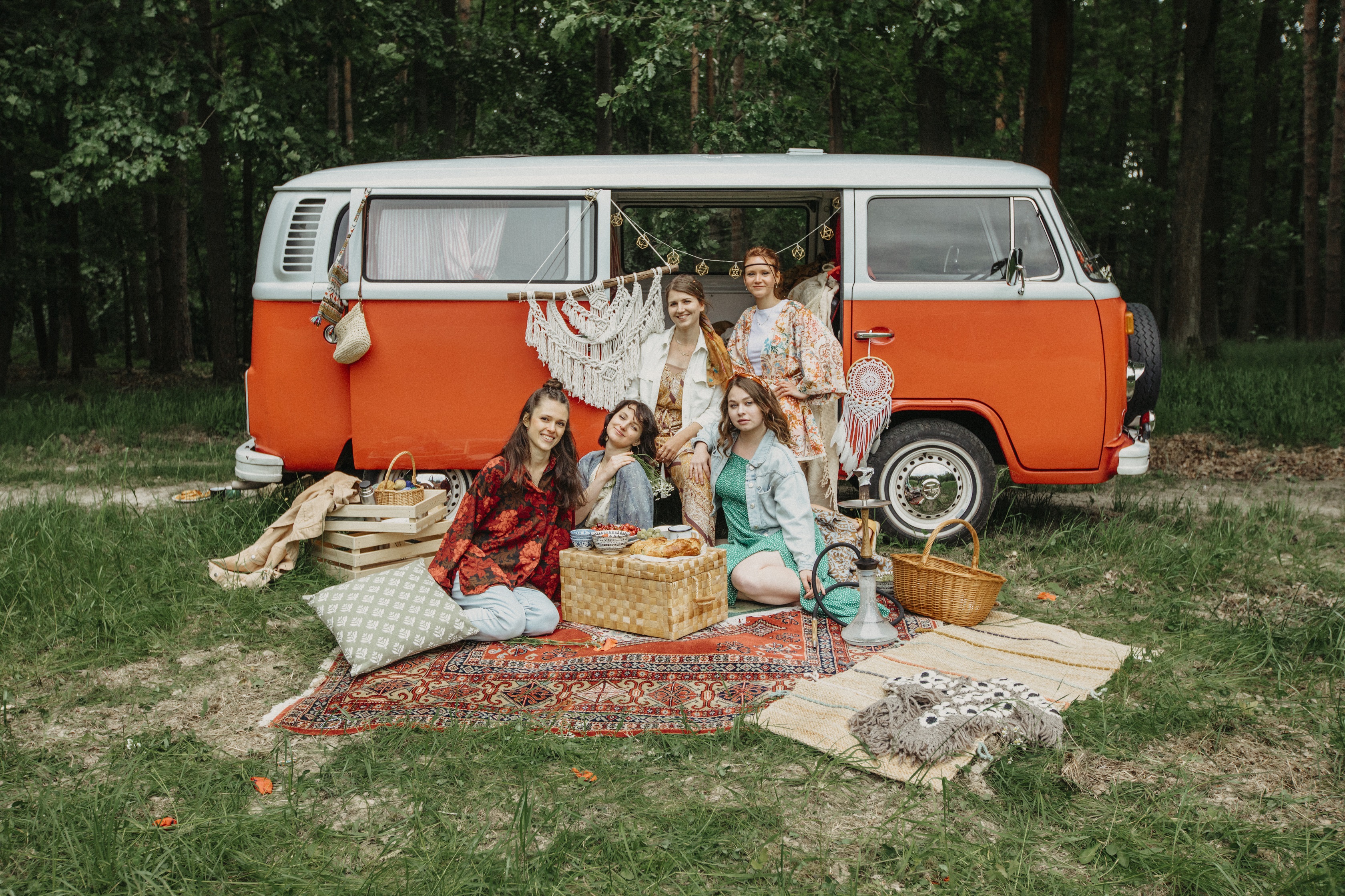 Dívčí skupina Vesna natočila klip o svobodě. Ladění do éry hippies jí vnuknul retro bus VW!