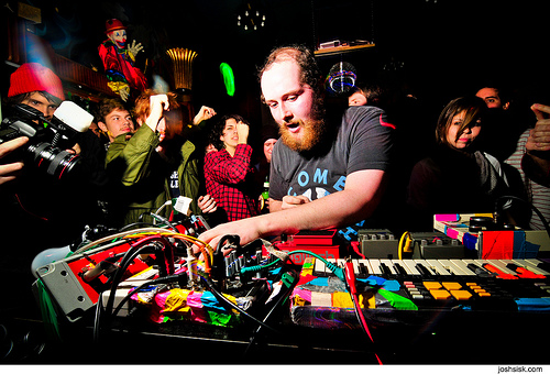 Elektronický mág Dan Deacon míří s novým albem do MeetFactory!