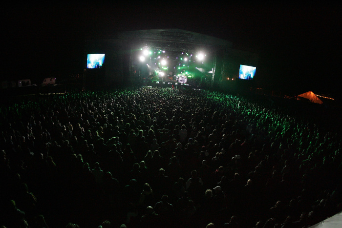 Koncertní lavina Kasabian strhla přes 18 tisíc fanoušků na O2 Open Air Festivalu (TZ)