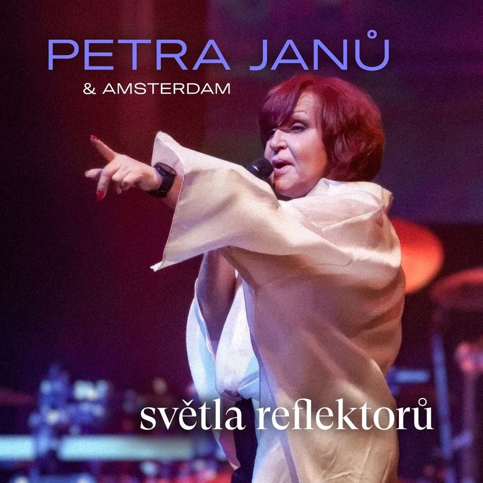 Petra Janů se vrací ke kořenům: Nové album „Světla reflektorů“ vzdává hold nadčasovému Otovi Petřinovi